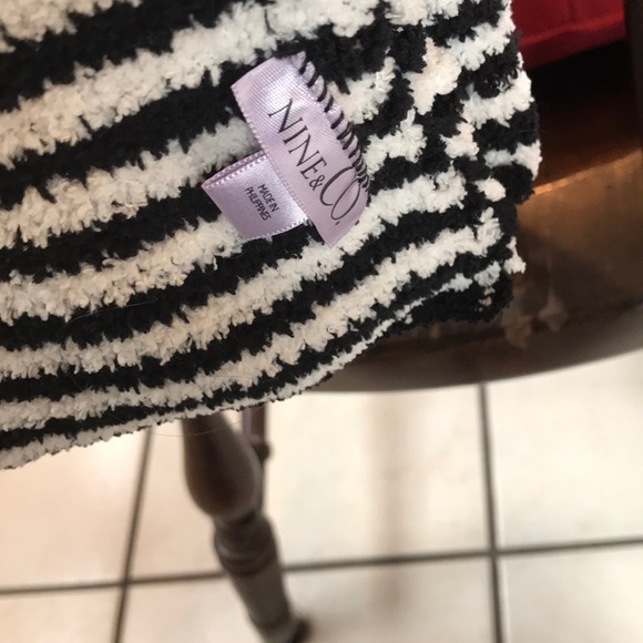 Nine & Co 🧣 - Picture 2 of 2